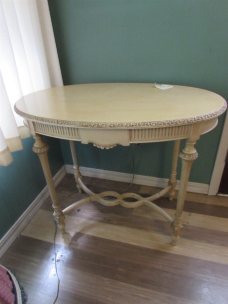 FRENCH STYLE PARLOR TABLE & CERAMIC TABLE LAMP