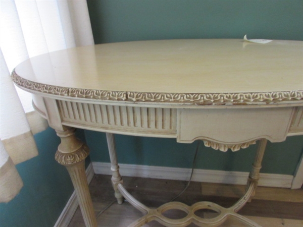 FRENCH STYLE PARLOR TABLE & CERAMIC TABLE LAMP