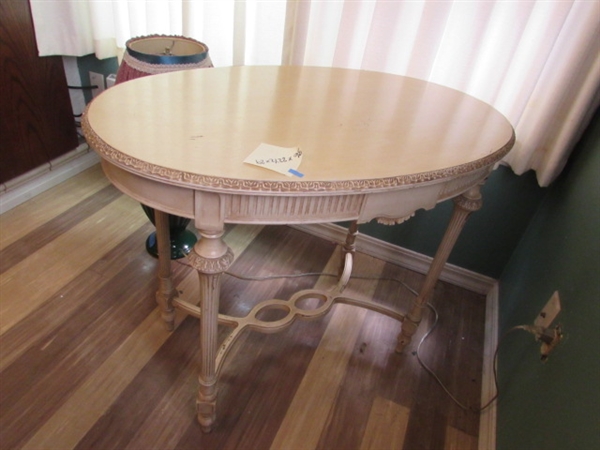 FRENCH STYLE PARLOR TABLE & CERAMIC TABLE LAMP