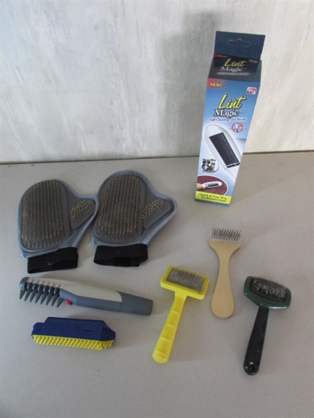 ASSORTED PET AND LINT BRUSHES