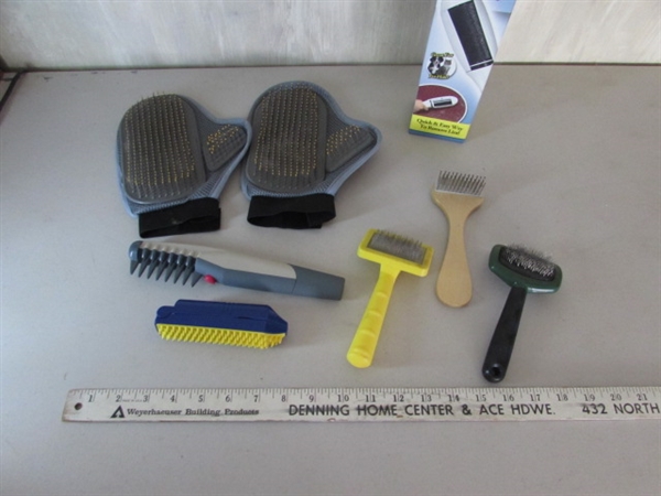 ASSORTED PET AND LINT BRUSHES
