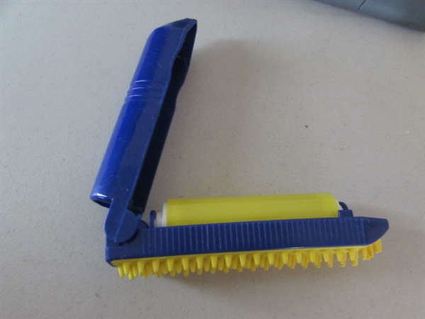 ASSORTED PET AND LINT BRUSHES