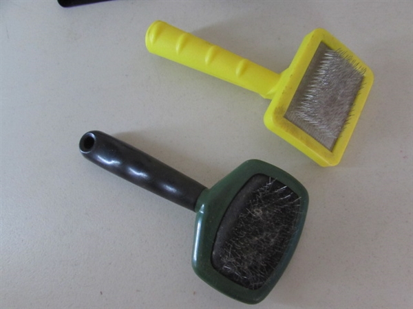 ASSORTED PET AND LINT BRUSHES