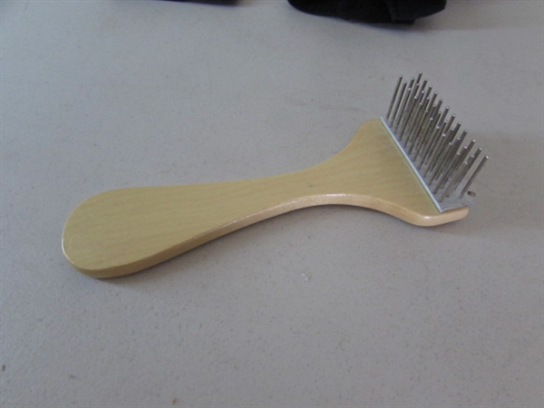 ASSORTED PET AND LINT BRUSHES