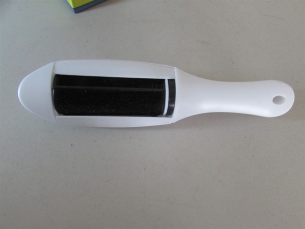 ASSORTED PET AND LINT BRUSHES