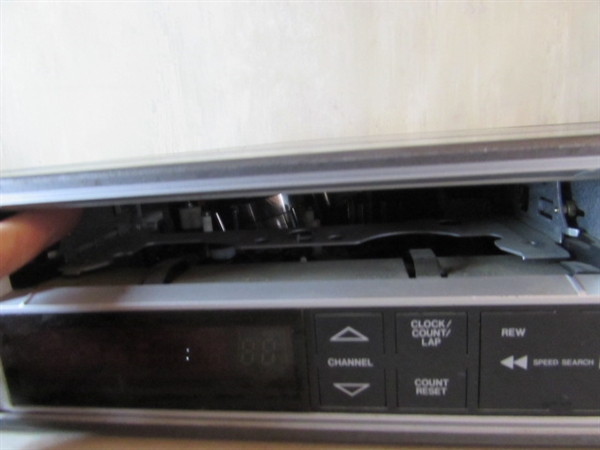 ZENITH VHS TAPE PLAYER