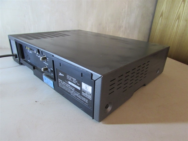 ZENITH VHS TAPE PLAYER