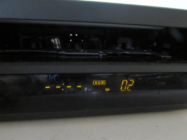 MAGNAVOX VHS PLAYER